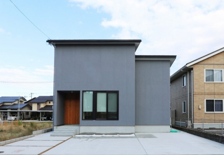 グレーの外壁、スッキリとした外観